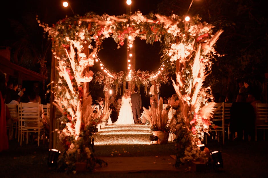 Ceremonia de boda con decoración floral y luces cálidas